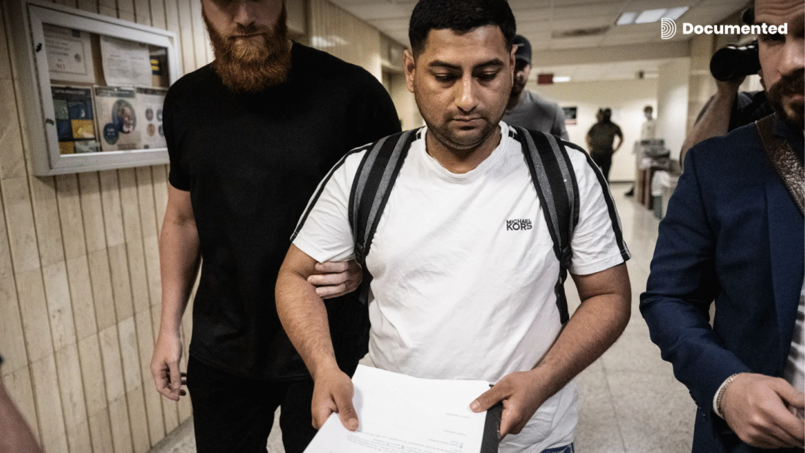 Agentes de ICE en los pasillos del 26 Federal Plaza detienen a un inmigrante el 6 de junio de 2025 en la ciudad de Nueva York. En su mano lleva los documentos de la corte.