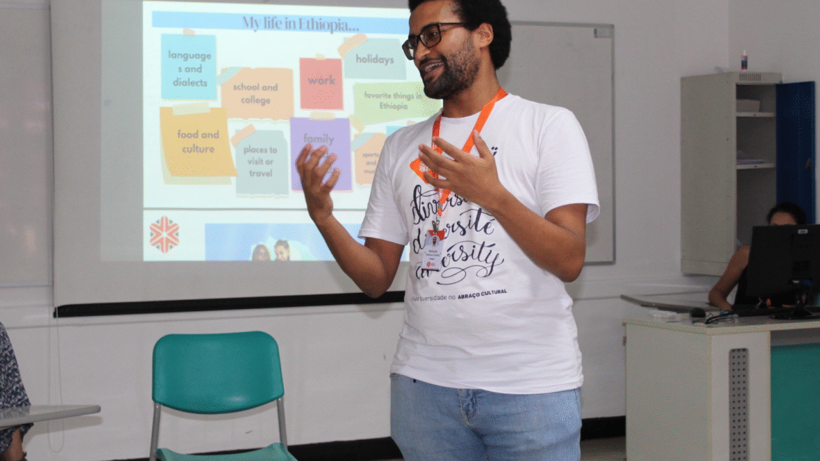 Profesor brindando clases en Abraço Cultural.