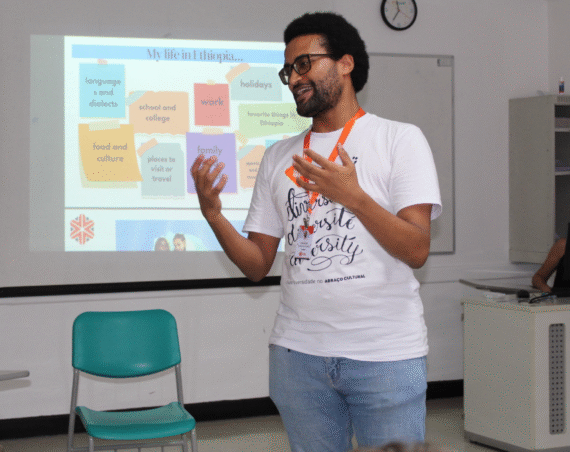 Profesor brindando clases en Abraço Cultural.