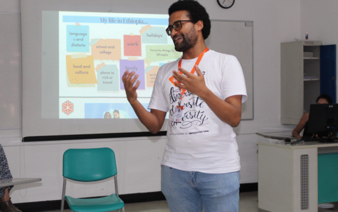Profesor brindando clases en Abraço Cultural.