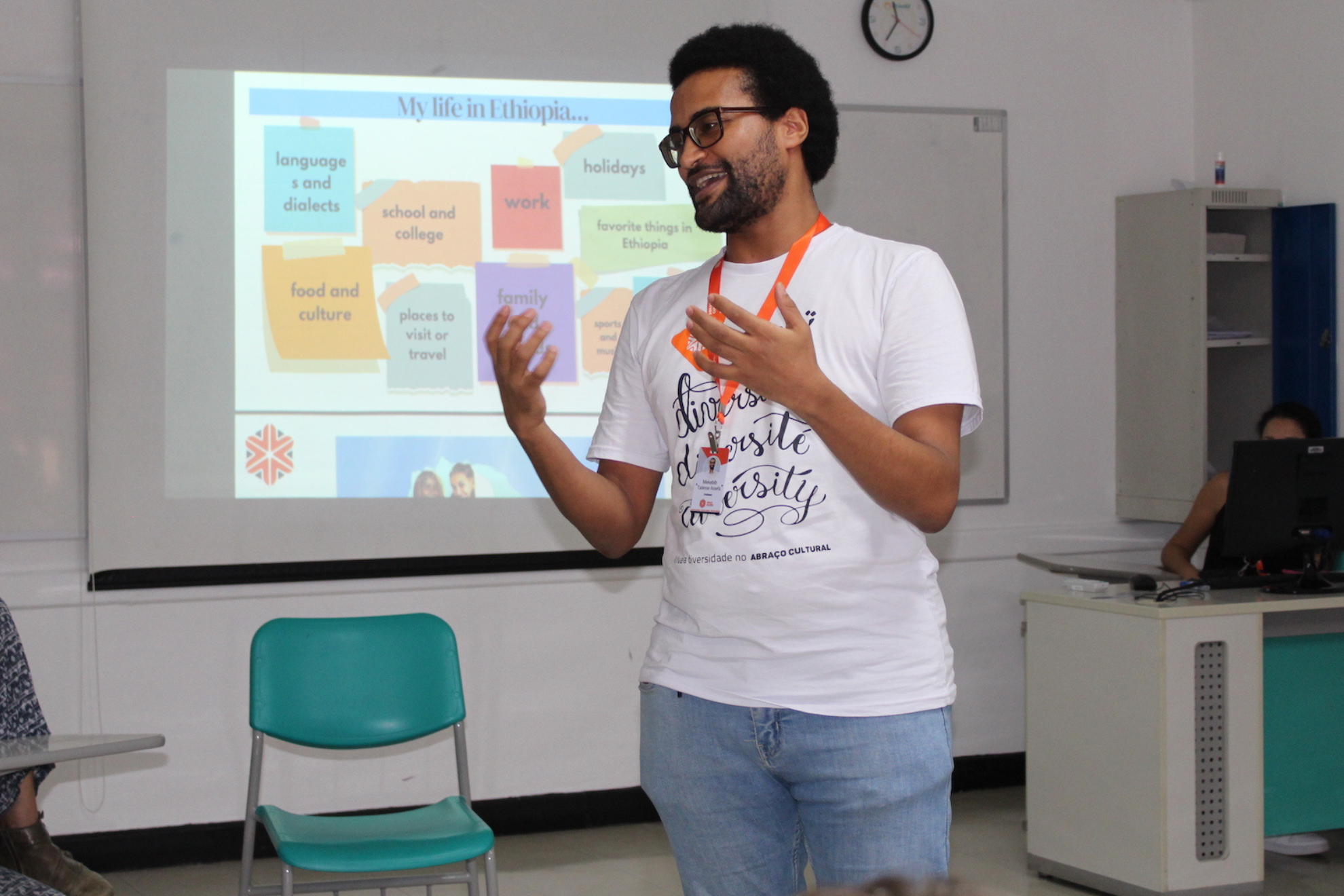 Profesor brindando clases en Abraço Cultural.