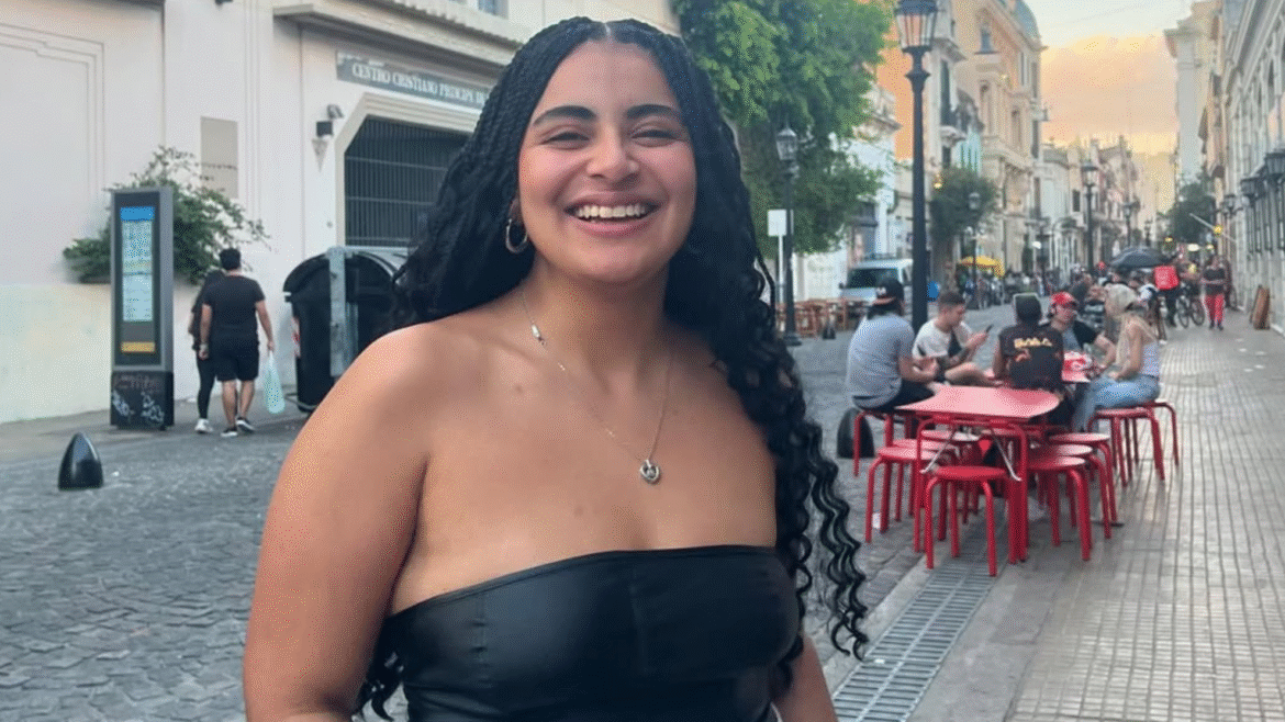 Alejandra Pretel, joven afrocolombiana paseando en las calles de Buenos Aires.