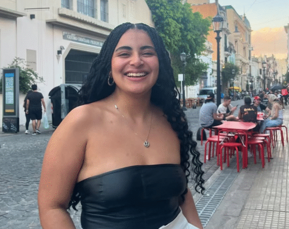 Alejandra Pretel, joven afrocolombiana paseando en las calles de Buenos Aires.