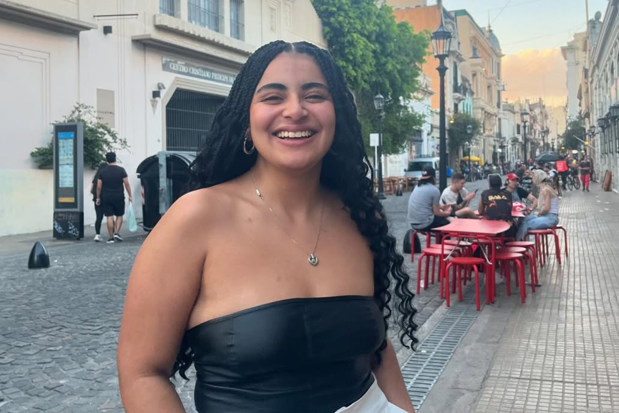 Alejandra Pretel, joven afrocolombiana paseando en las calles de Buenos Aires.