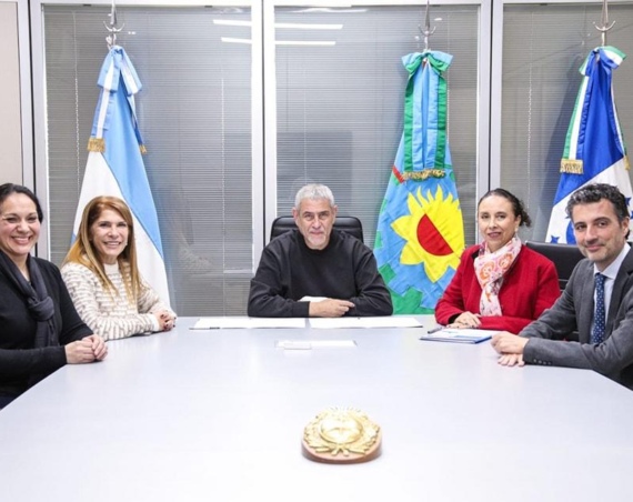 Jorge Ferraresi, su gabinete y las autoridades de ACNUR