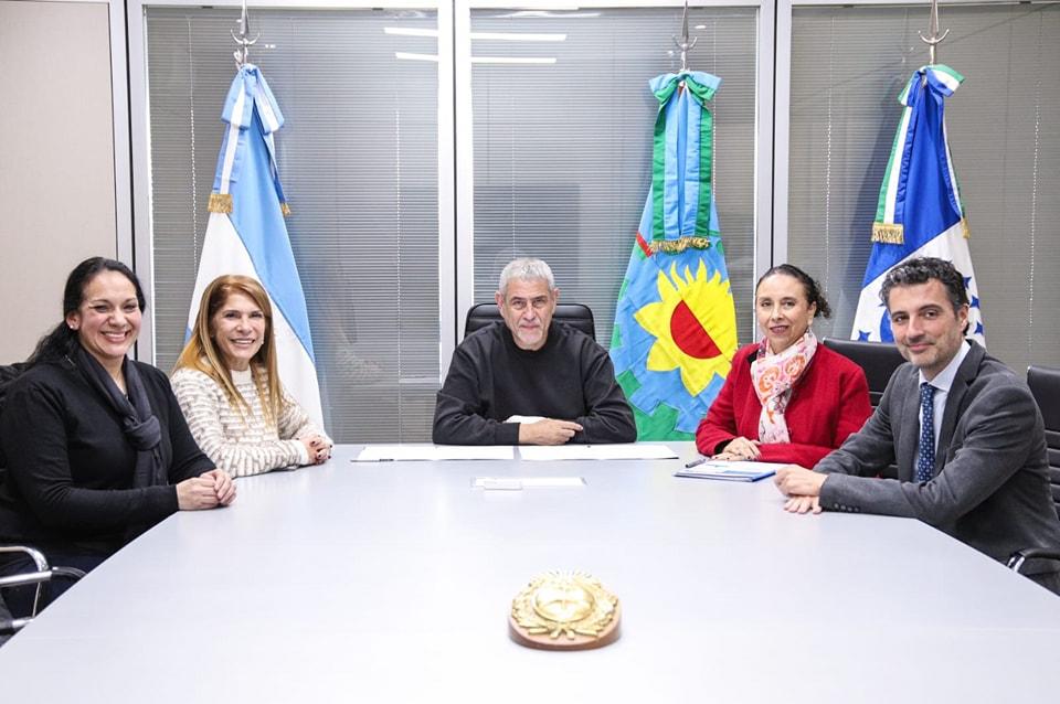 Jorge Ferraresi, su gabinete y las autoridades de ACNUR
