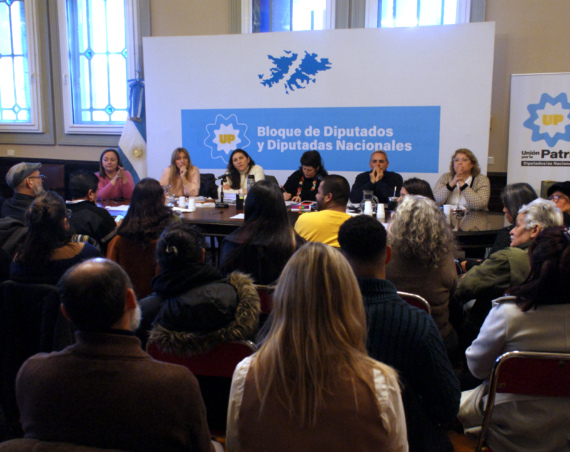 Reunión entre organizaciones migrantes y diputados en el Congreso