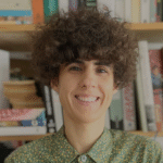 Es licenciada en Filosofía y Periodismo entre España e Inglaterra. Recuerda que su primer trabajo fue como librera en un pueblo del sur de Madrid. Un año después del 15-M —movimiento en el que participó activamente, como tantos de su generación— decidió dejar España y migrar a Buenos Aires, un lugar que la atraía por su cultura y, sobre todo, su literatura. Lo que pensó como una estadía breve se convirtió en once años de su vida y en una forma de estar en el mundo.