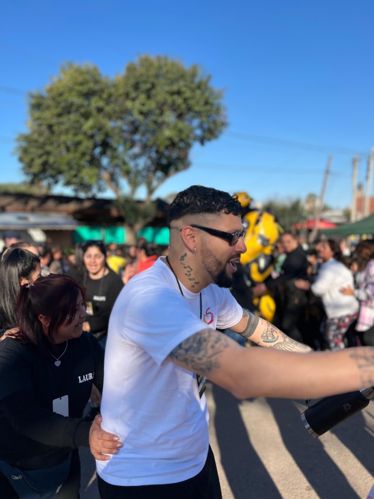 Fundador Marlon jugando con las personas.