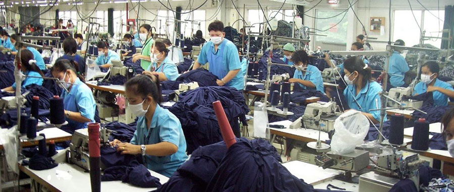 Personas trabajando en una fábrica de ropas