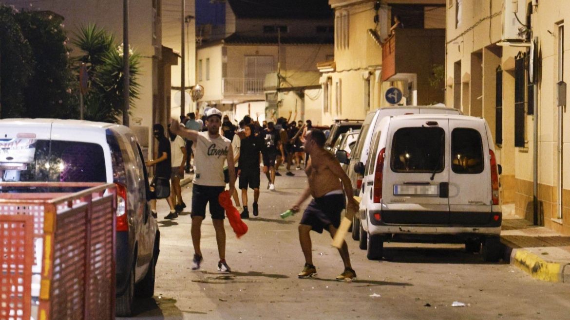 Jóvenes hostilizando a migrantes en Torre Pacheco