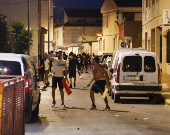 Jóvenes hostilizando a migrantes en Torre Pacheco
