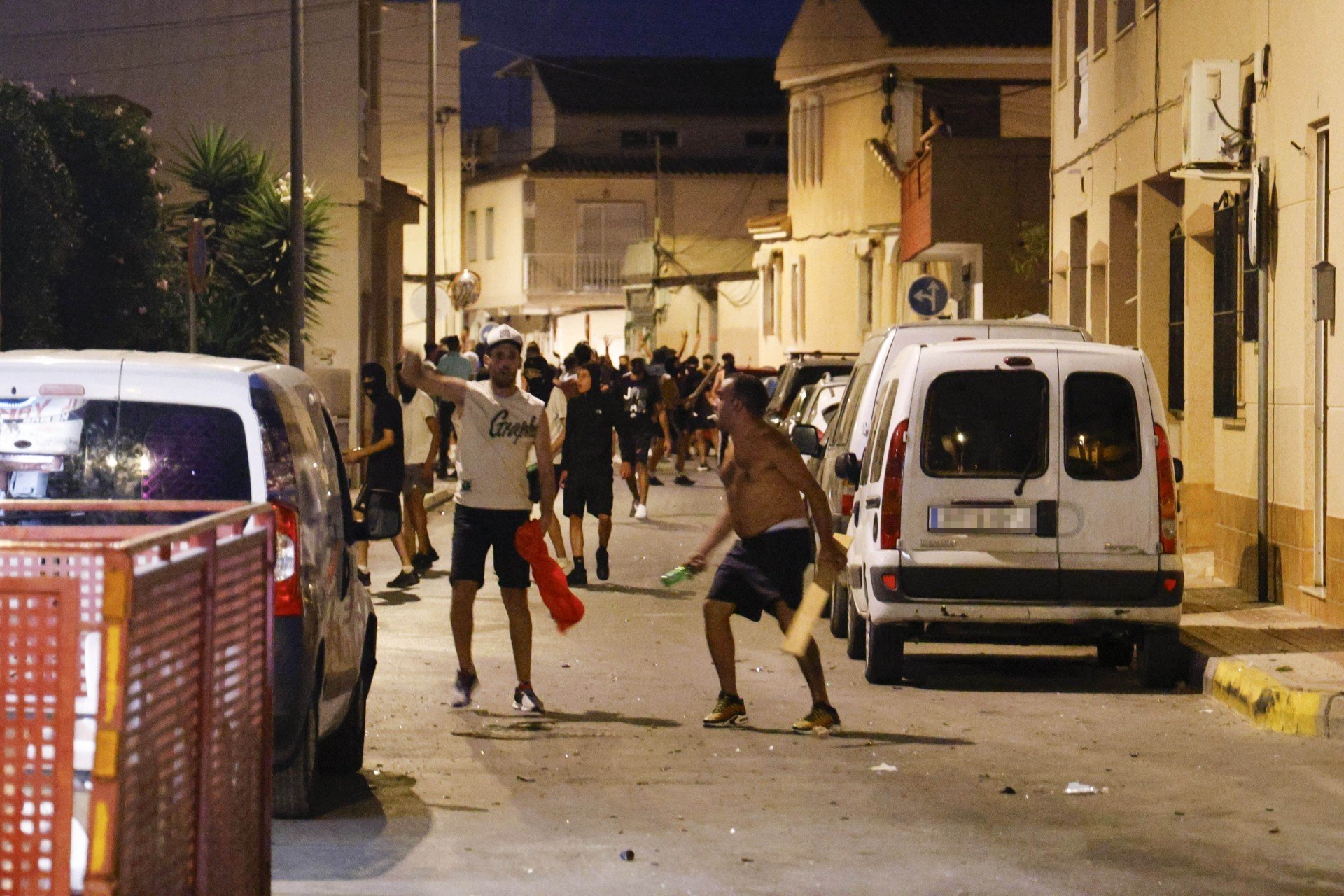 Jóvenes hostilizando a migrantes en Torre Pacheco