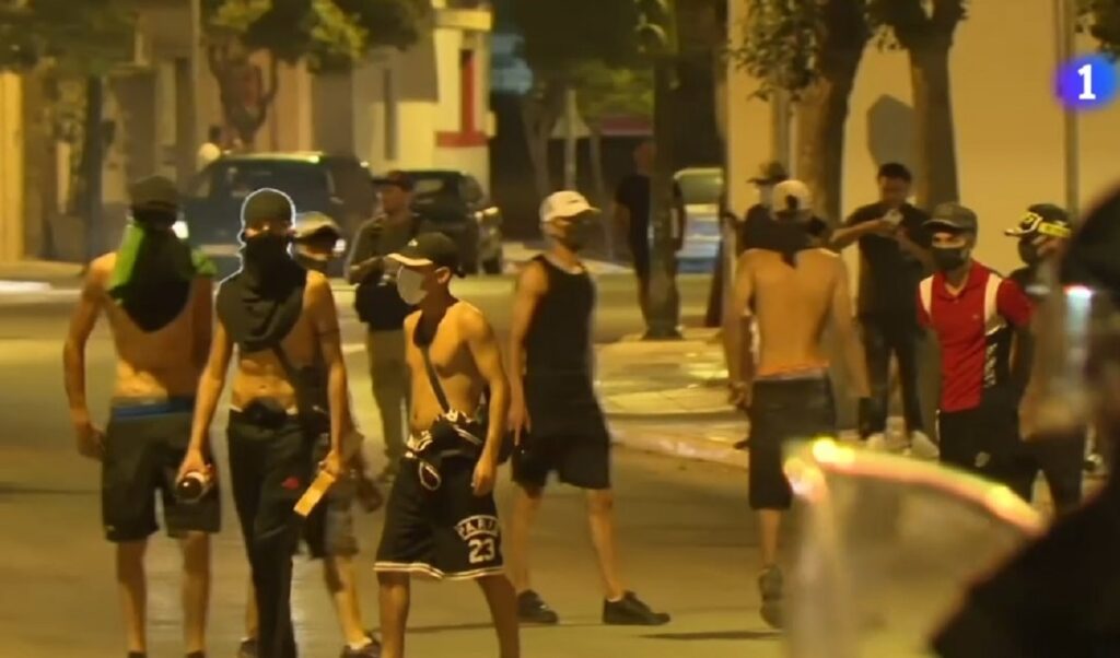 Jóvenes con la cara tapada en las calles de la ciudad de Torre Pacheco