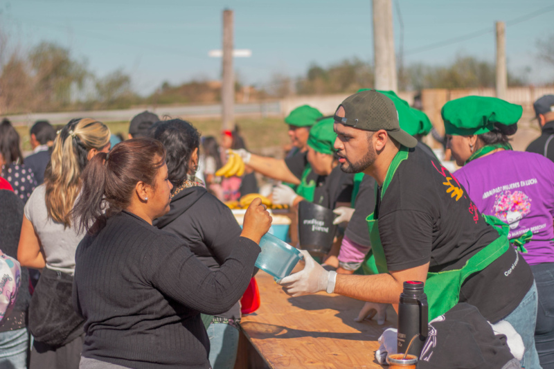Voluntarios de la fundación sirvindo comida