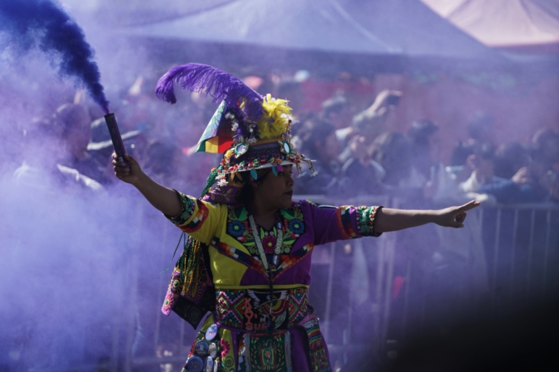 Mujer bailando en la fiesta en honor a la Virgen de Urkupiña