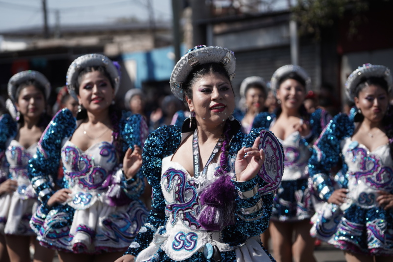 Mujeres bailando en la fiesta en honor a la Virgen de Urkupiña