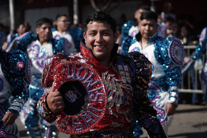 Hombre bailando en la fiesta en honor a la Virgen de Urkupiña