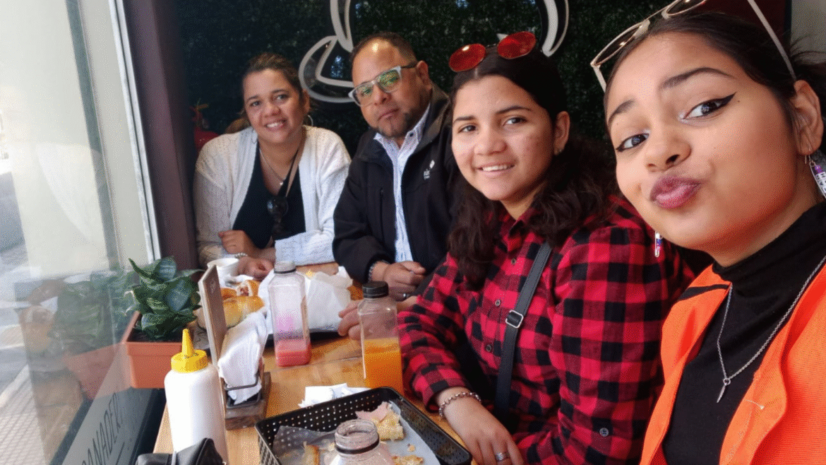 Joharys Serrano es una migrante venezolana que llegó a la Argentina con su familia y hoy dirige "Rincón de la Arepa", un restaurante de comida venezolana en Munro.