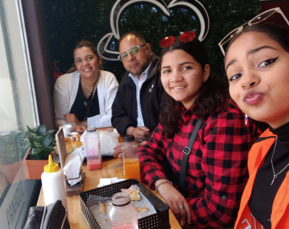 Joharys Serrano es una migrante venezolana que llegó a la Argentina con su familia y hoy dirige "Rincón de la Arepa", un restaurante de comida venezolana en Munro.