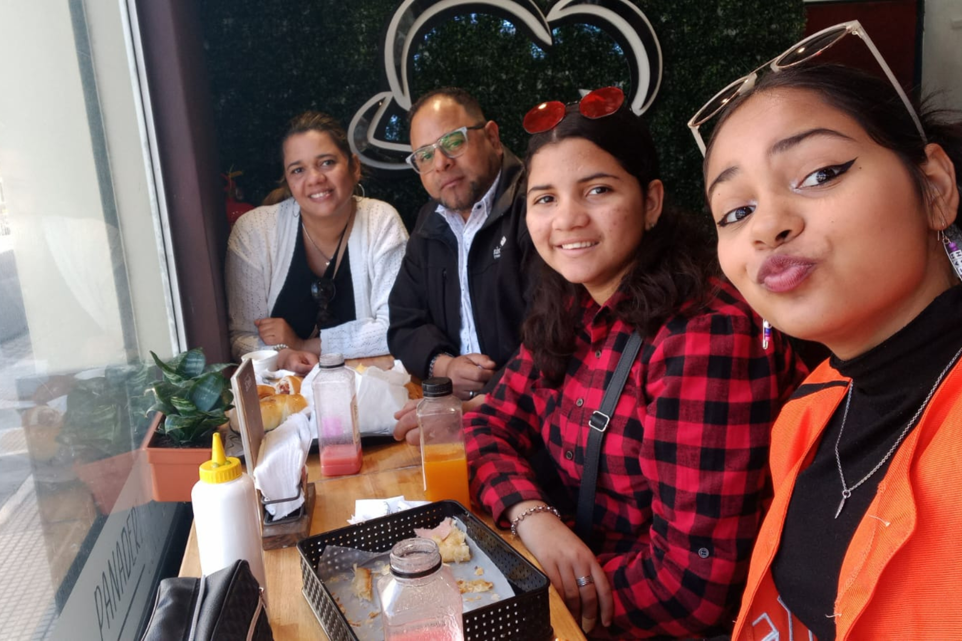 Joharys Serrano es una migrante venezolana que llegó a la Argentina con su familia y hoy dirige "Rincón de la Arepa", un restaurante de comida venezolana en Munro.