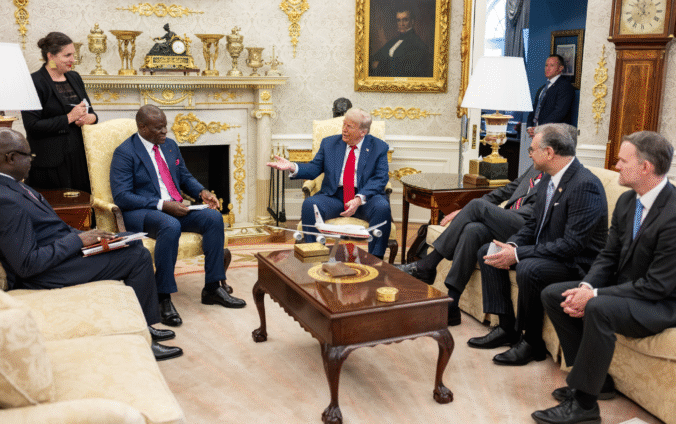 El presidente de los Estados Unidos Donald Trump junto a autoridades de países africanos.