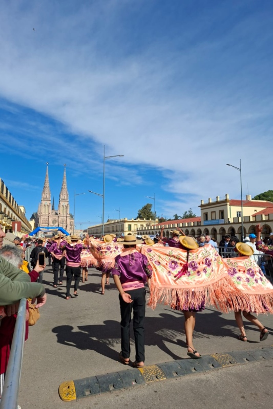 Desfile de la comunidad boliviana en homenaje a Virgen de Copacabana