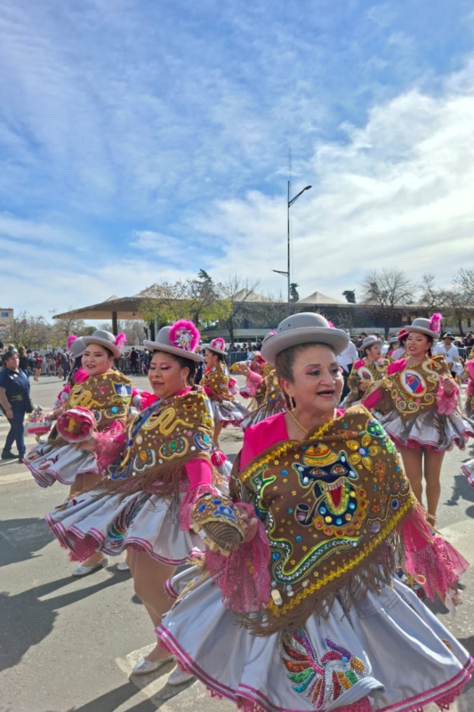Mujeres de la comunidad boliviana desfilando