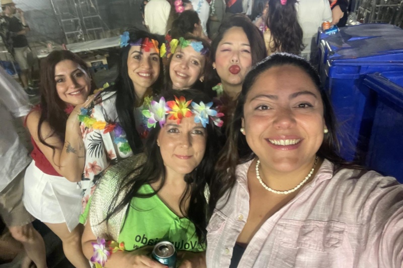 Florencia con sus compañeras de trabajo