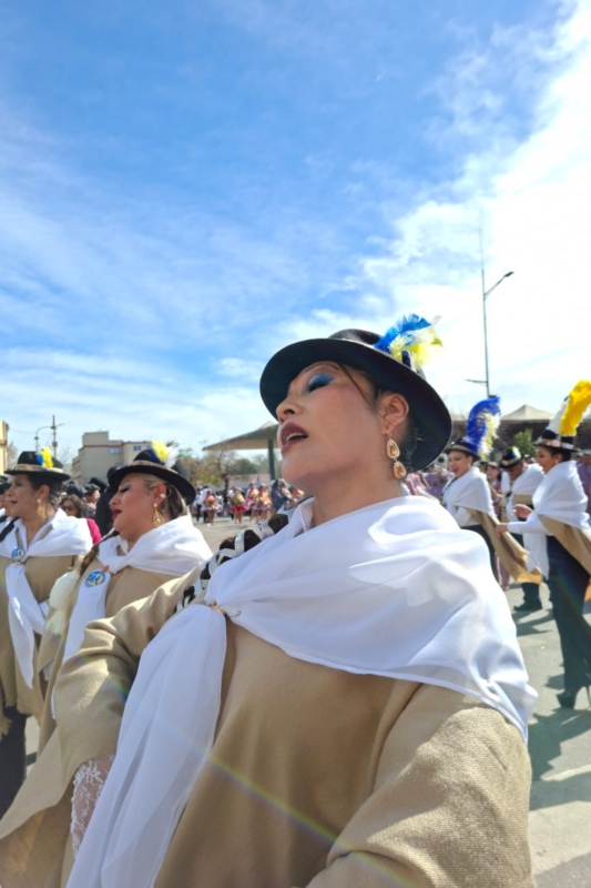 Mujeres de la comunidad boliviana desfilando