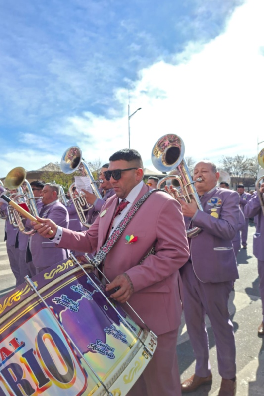 Músicos de la comunidad boliviana desfilando