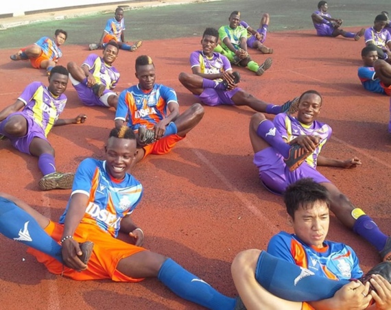 Jóvenes jugadores de fútbol de un equipo de Laos