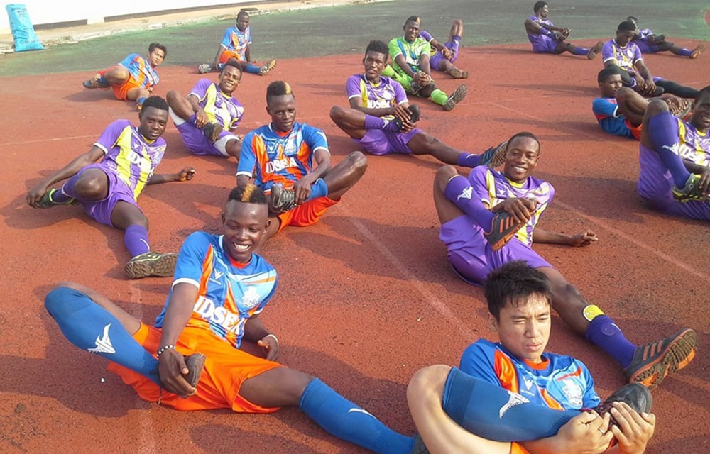 Jóvenes jugadores de fútbol de un equipo de Laos