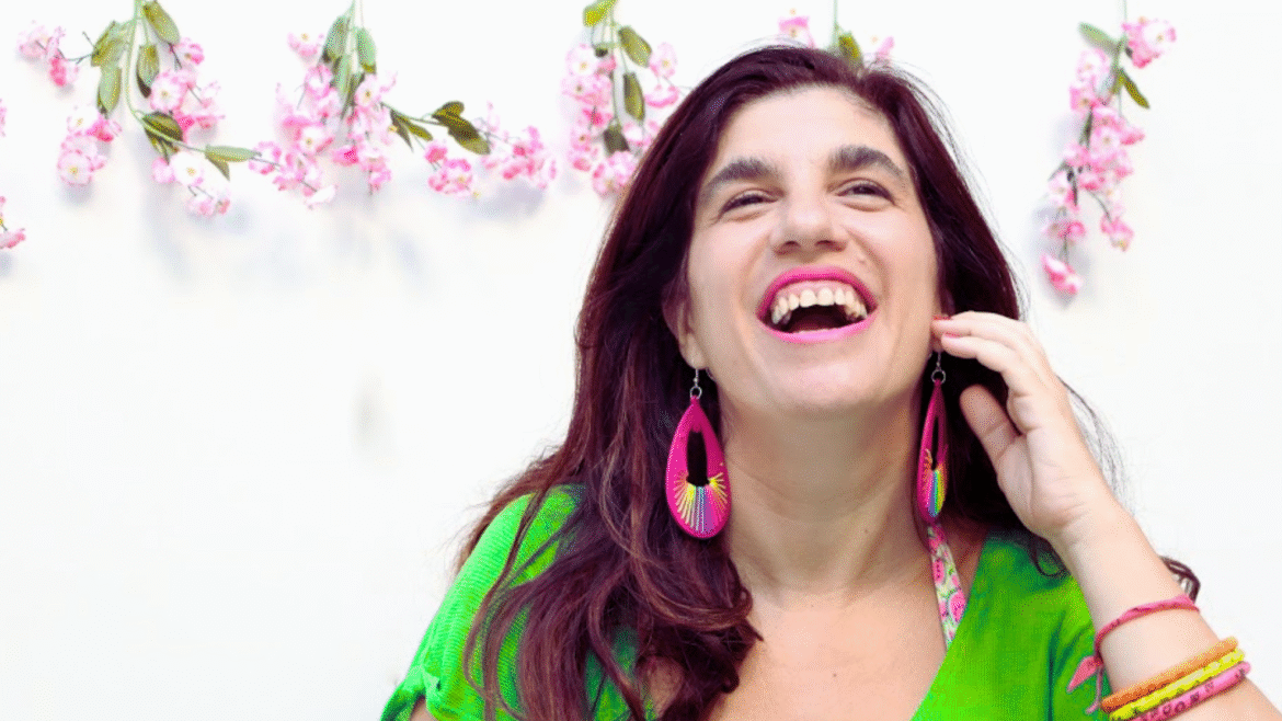 Luciana Peker sonriendo.
