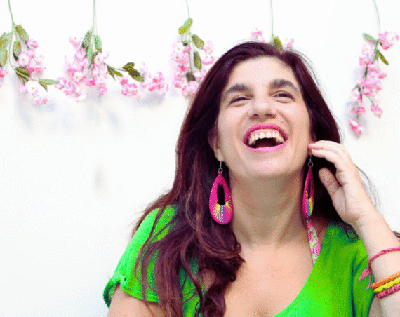Luciana Peker sonriendo.
