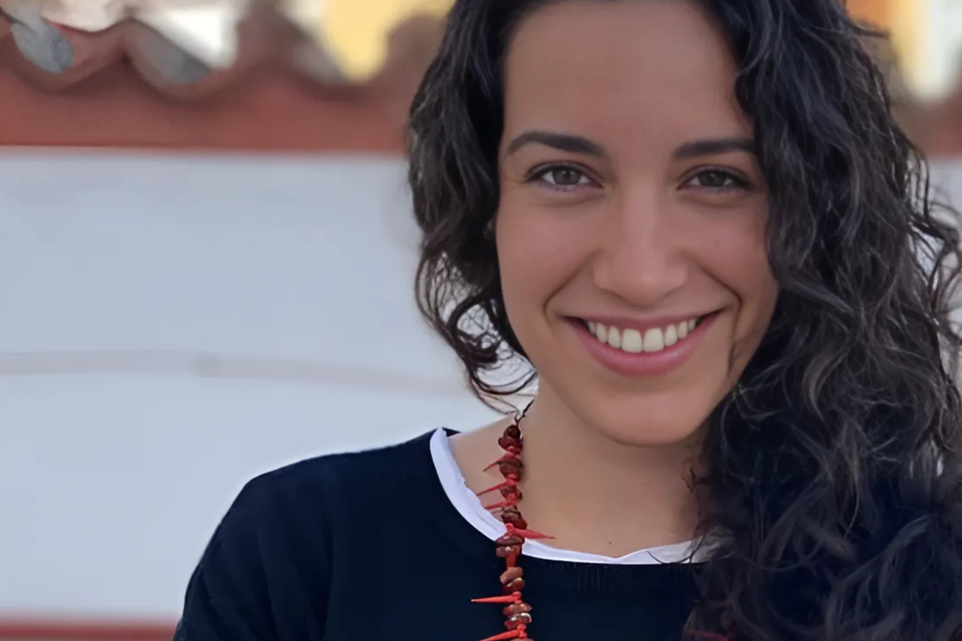 Mujer española sonriendo en primer plano.