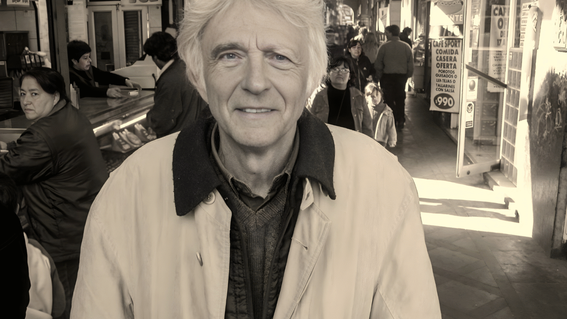 Armand Mattelart en el centro de Santiago de Chile en 2005