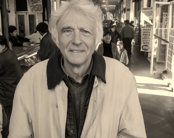 Armand Mattelart en el centro de Santiago de Chile en 2005