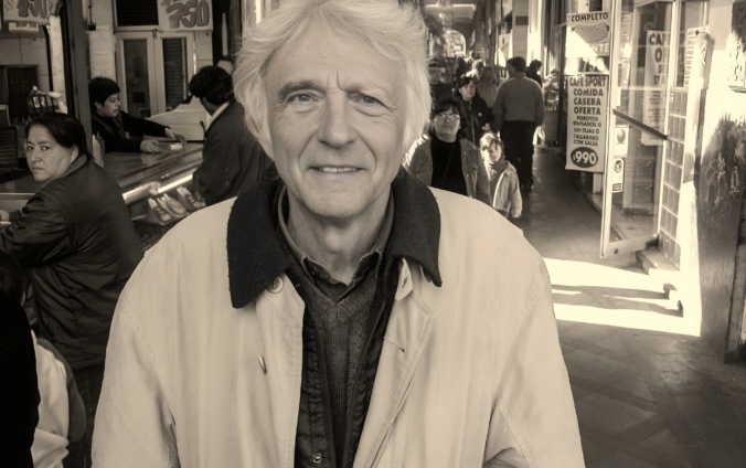 Armand Mattelart en el centro de Santiago de Chile en 2005