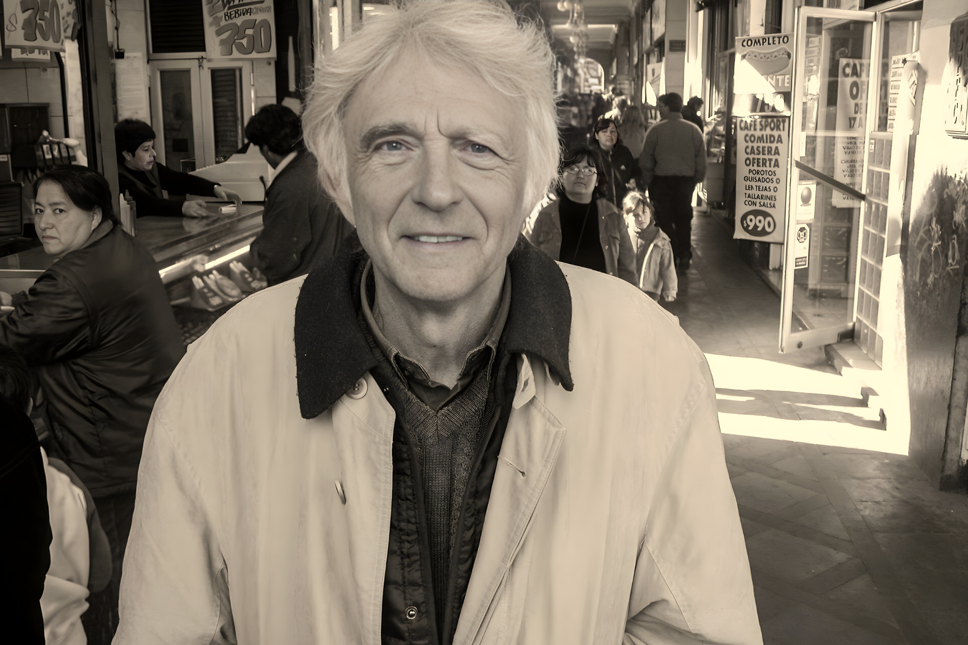 Armand Mattelart en el centro de Santiago de Chile en 2005