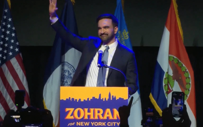Zohran Mamdani durante su discurso tras la victoria como alcalde de NY en noviembre de 2025,
