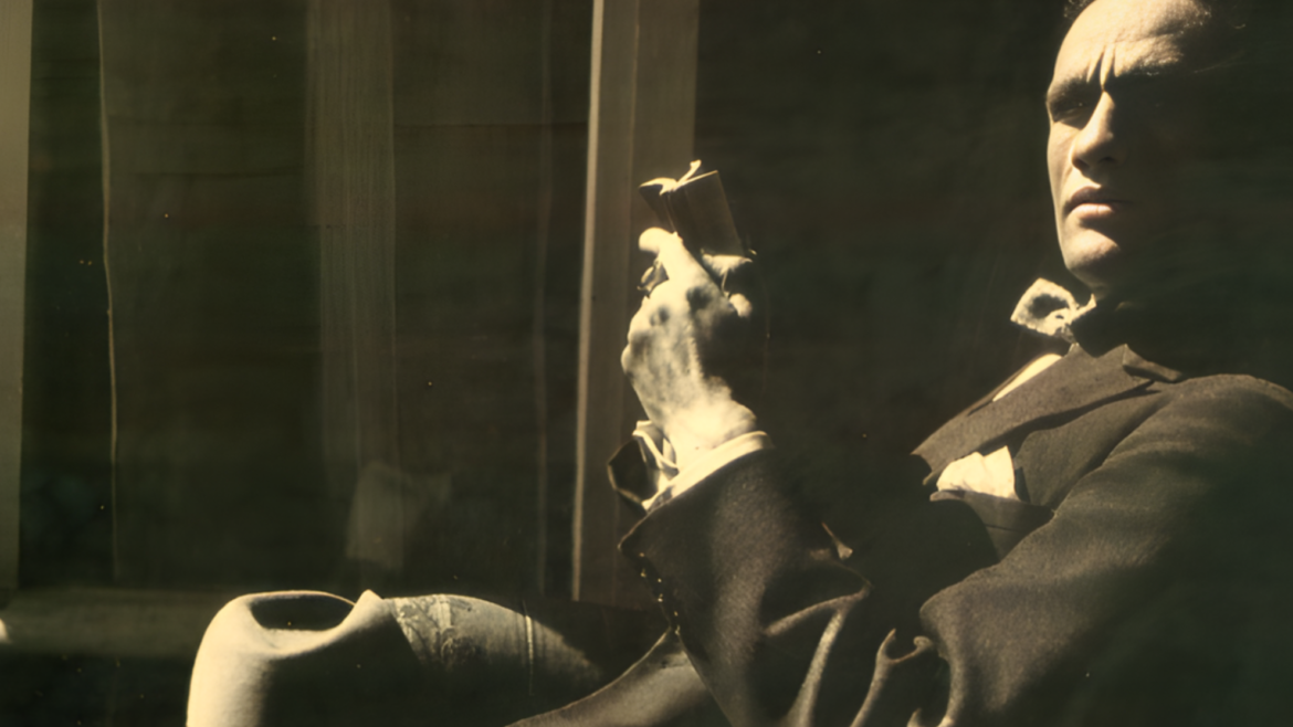 Imagen del poeta peruano durante su exilio parisino.