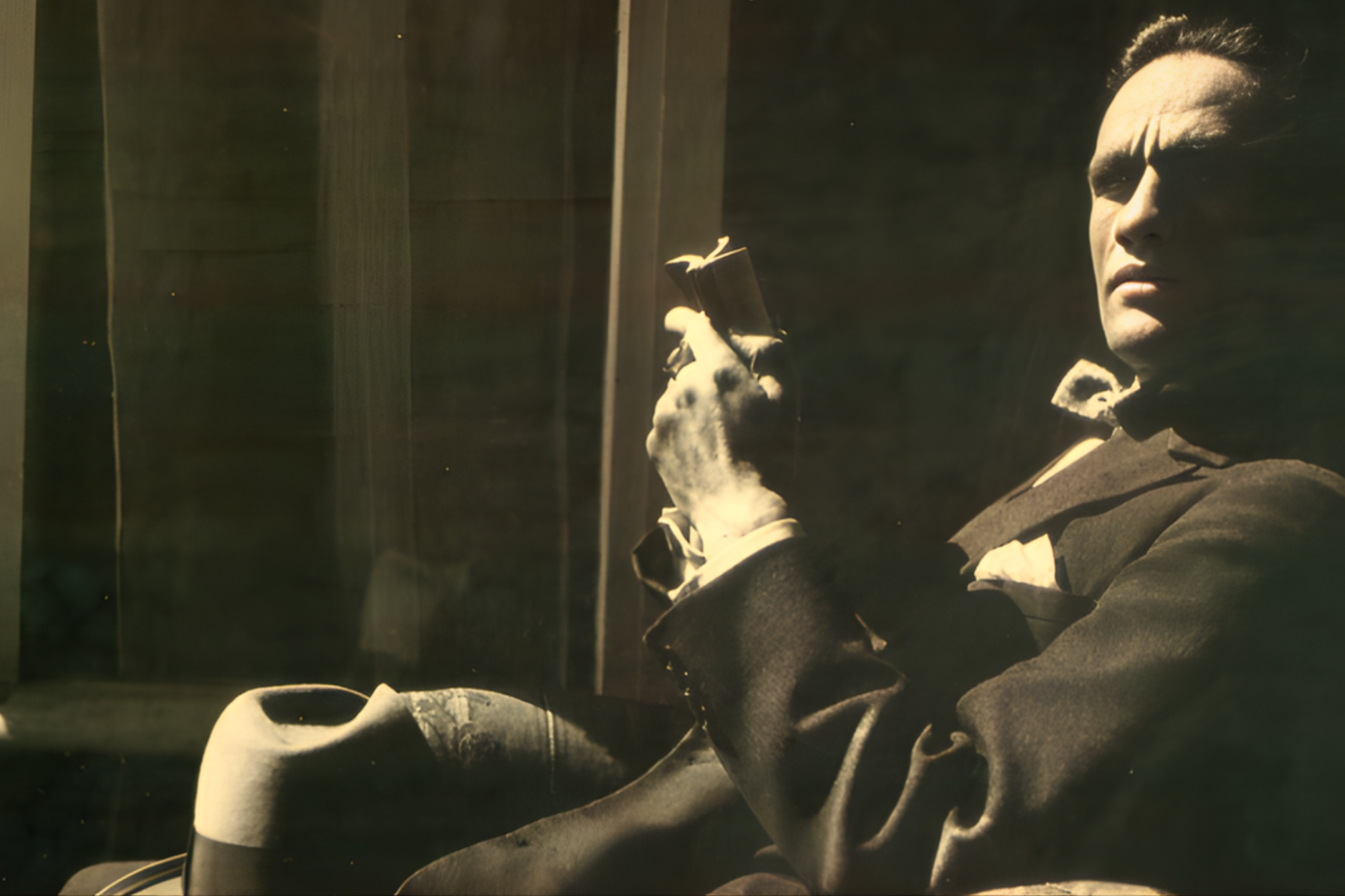 Imagen del poeta peruano durante su exilio parisino.