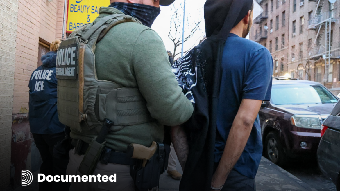 Oficiales de inmigración arrestan a un hombre en la ciudad de Nueva York el 28 de enero de 2025. Foto cortesía de Flickr del Servicio de Inmigración y Control de Aduanas de EE. UU. (II)