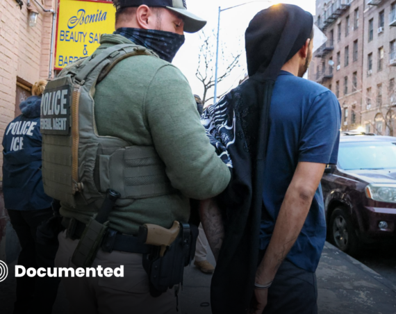 Oficiales de inmigración arrestan a un hombre en la ciudad de Nueva York el 28 de enero de 2025. Foto cortesía de Flickr del Servicio de Inmigración y Control de Aduanas de EE. UU. (II)