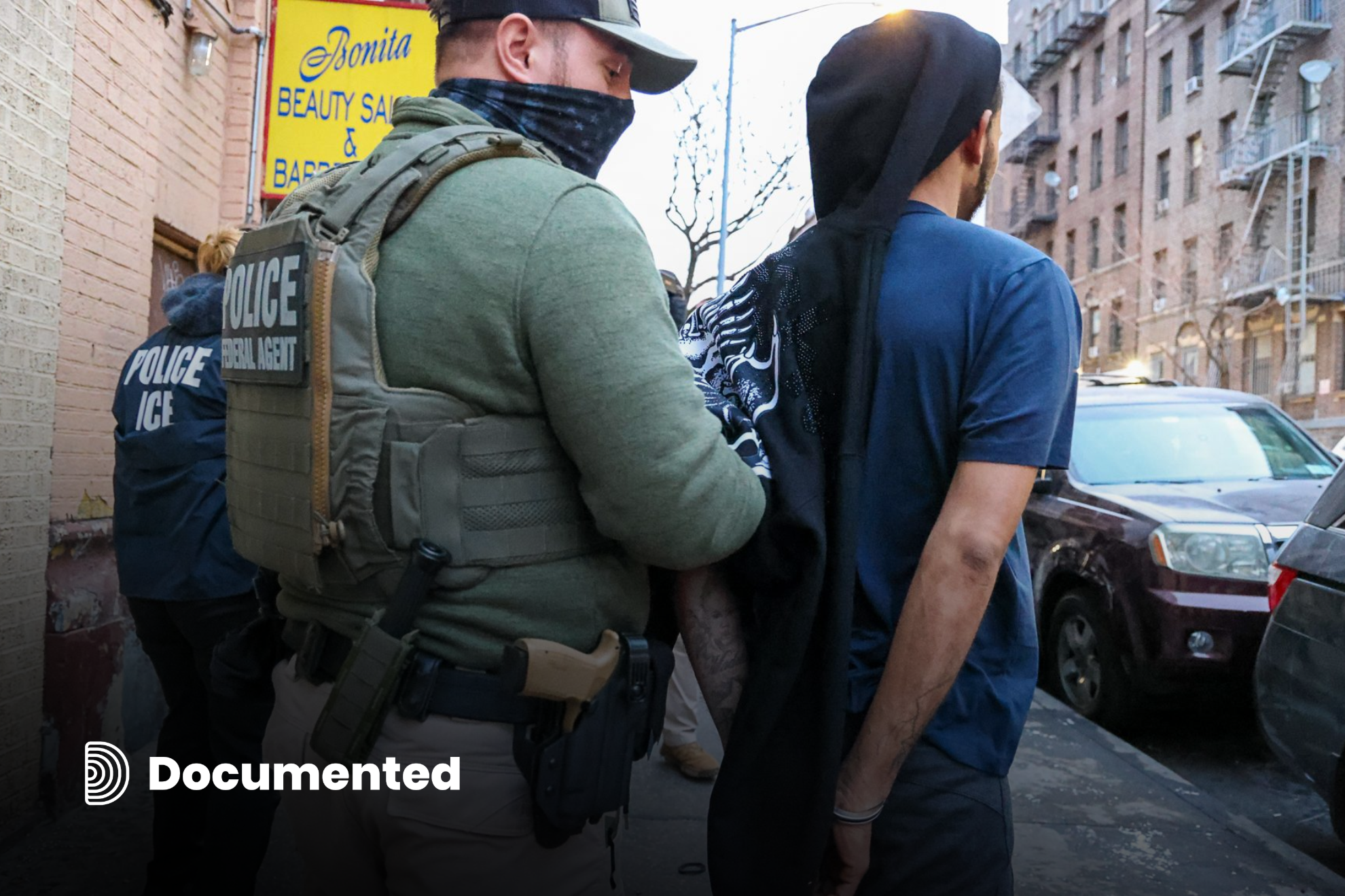 Oficiales de inmigración arrestan a un hombre en la ciudad de Nueva York el 28 de enero de 2025. Foto cortesía de Flickr del Servicio de Inmigración y Control de Aduanas de EE. UU. (II)