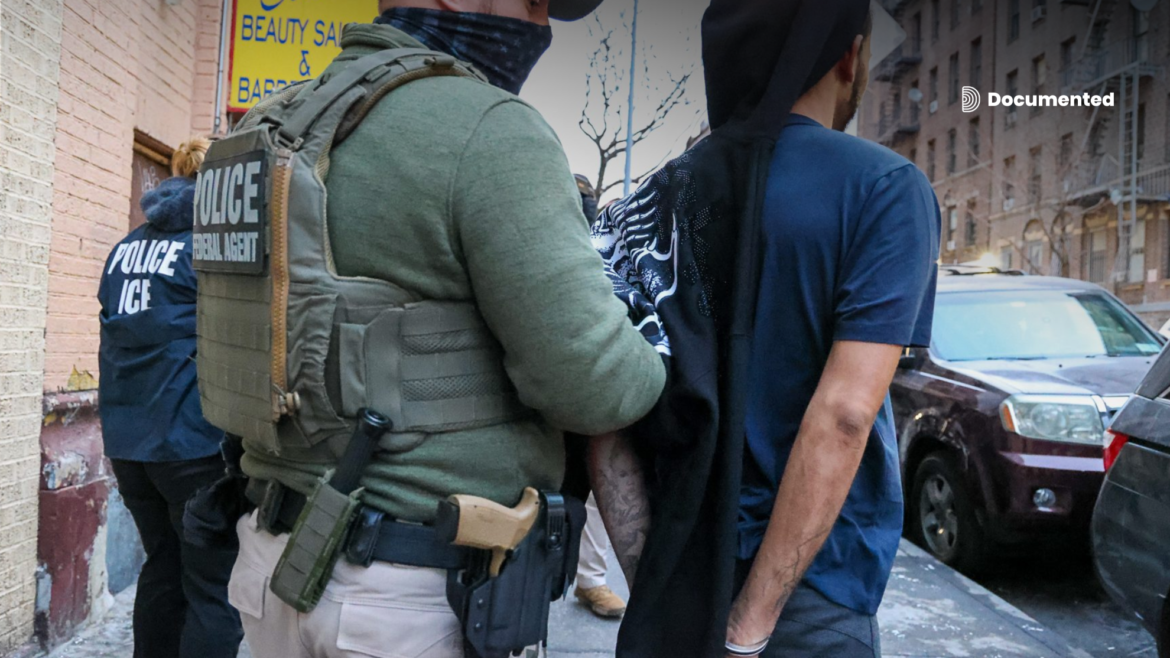 Oficiales de inmigración arrestan a un hombre en la ciudad de Nueva York el 28 de enero de 2025. Foto cortesía de Flickr del Servicio de Inmigración y Control de Aduanas de EE. UU.