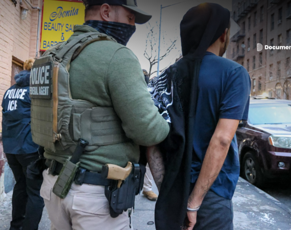 Oficiales de inmigración arrestan a un hombre en la ciudad de Nueva York el 28 de enero de 2025. Foto cortesía de Flickr del Servicio de Inmigración y Control de Aduanas de EE. UU.