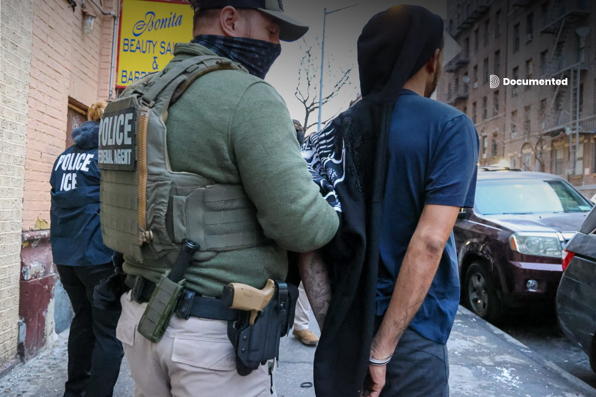 Oficiales de inmigración arrestan a un hombre en la ciudad de Nueva York el 28 de enero de 2025. Foto cortesía de Flickr del Servicio de Inmigración y Control de Aduanas de EE. UU.
