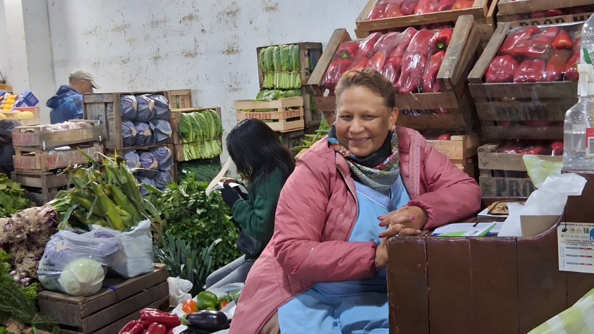 Dora Jaramillo, mujer migrante originaria de Bolivia, en su puesto de verduras en el Mercado de Escobar, Prov. de Buenos Aires.
